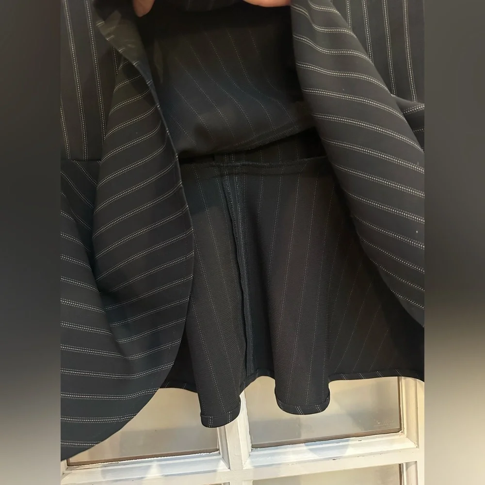 Yansi Fugel Classic Elegant Black Pinstripe Trumpet Ruffle Hem Skirt Size 10